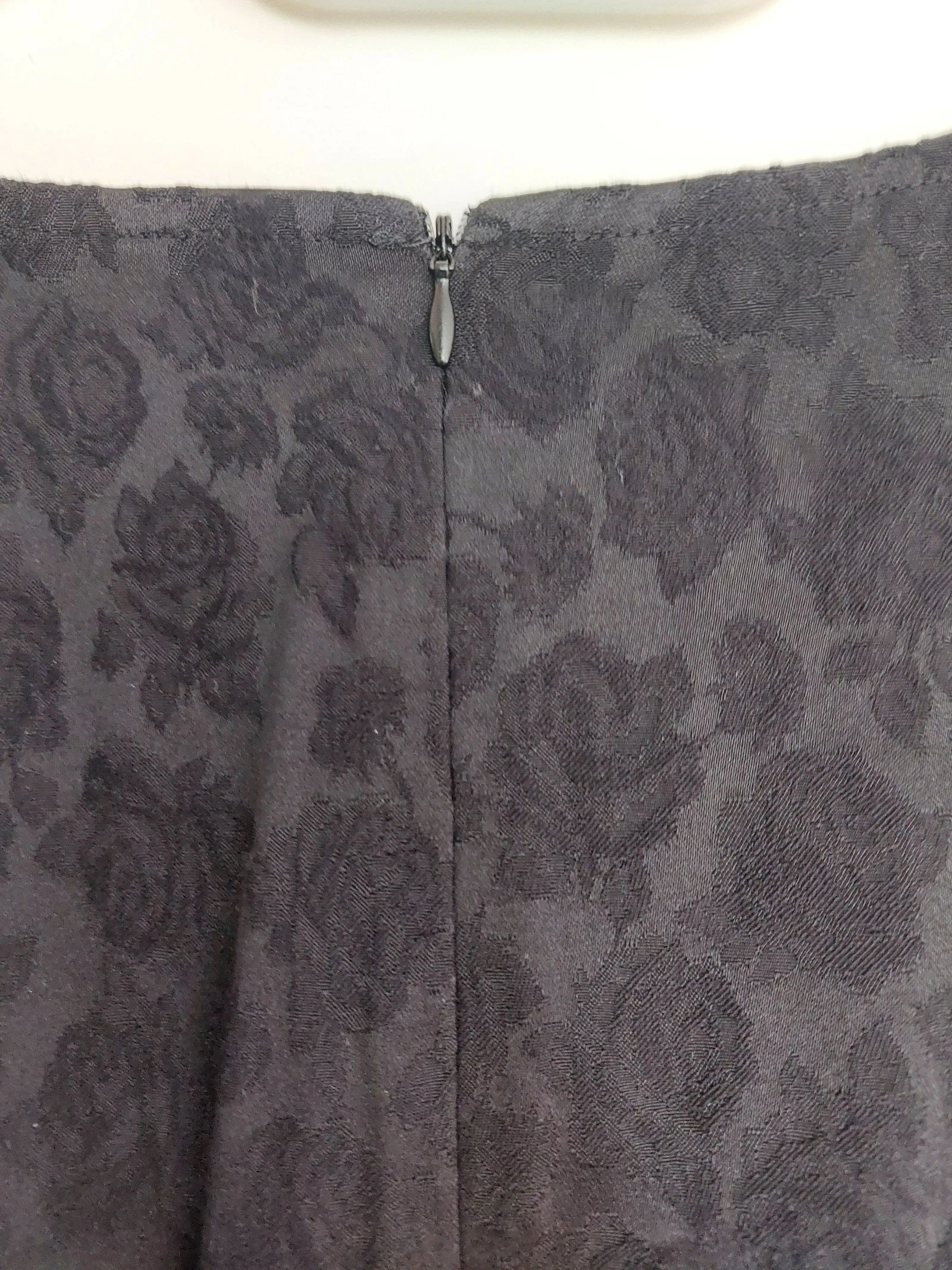 Vestido preto pequeno com tecido luxuoso em relevo - 44 – photo 4